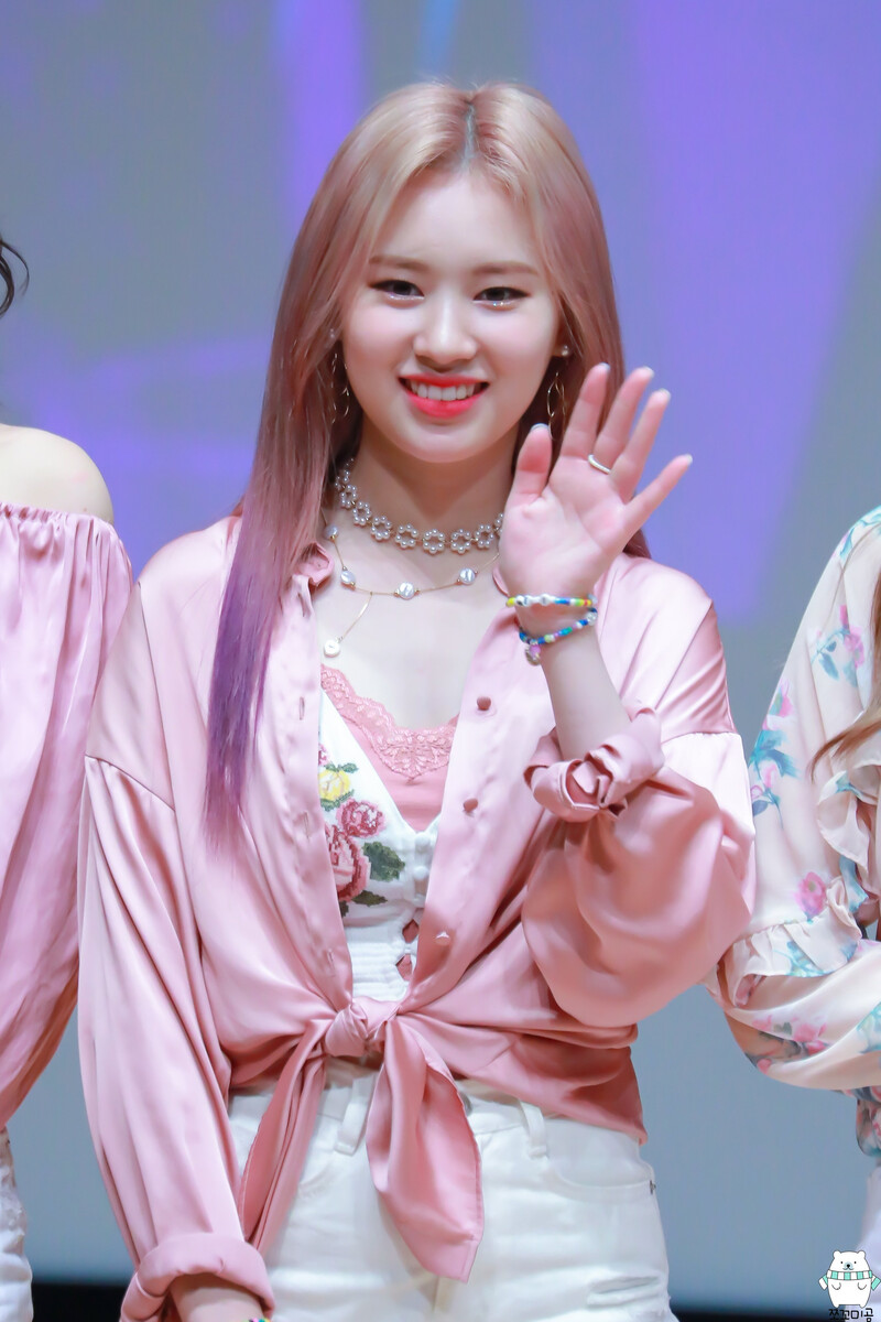 190824 Weki Meki Elly at 'WEEK END LOL' Hongdae Fansign documents 1