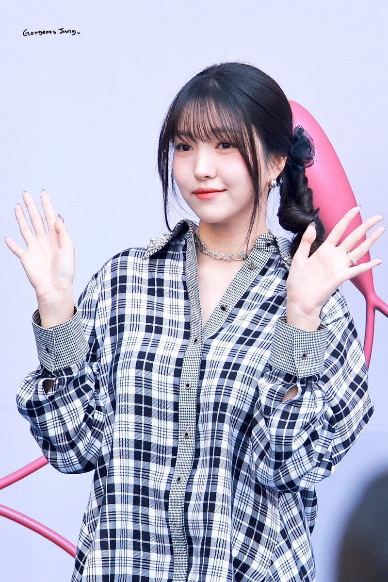 230319 Sowon at Seoul Fashion Week documents 1