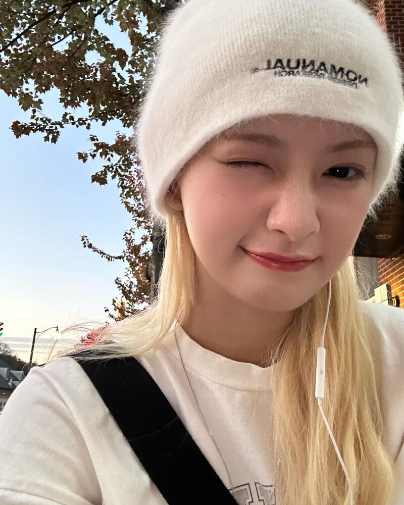 231113 EVERGLOW Yiren Instagram Update documents 1