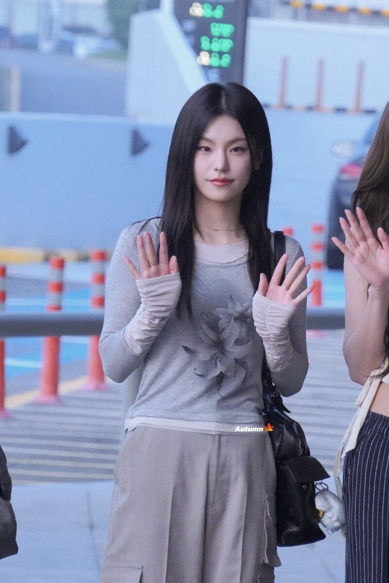 240908 - YEJI at Gimpo International Airport documents 9