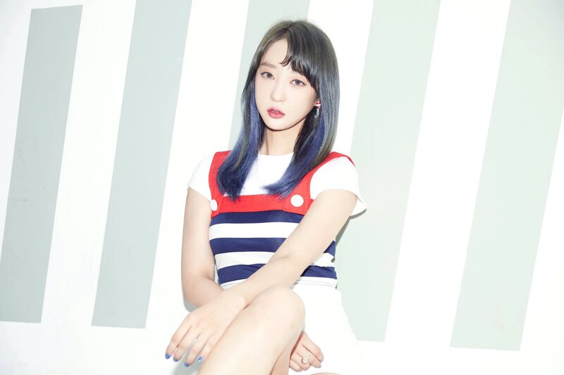 Hyelin_Up_&_Down_Japanese_single_promotional_photo.png