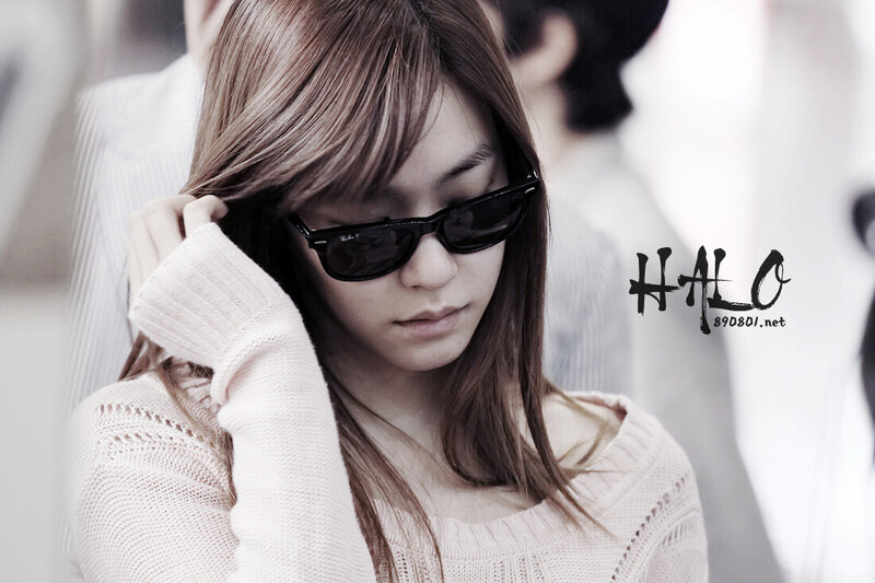 121005 Girls' Generation Tiffany at Gimpo Airport documents 1