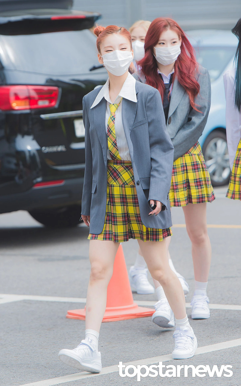 210422 ITZY Yeji on the way to film Knowing Brothers documents 19