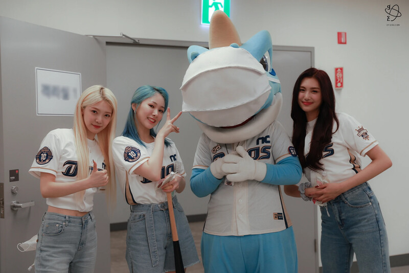 210518 Yuehua Naver Post - EVERGLOW at NC Dinos Baseball Game Behind documents 2