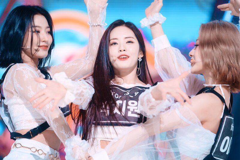 220123 fromis_9 - 'DM' at Inkigayo documents 30