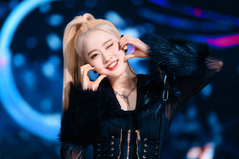 220227 STAYC Sieun at Inkigayo documents 21