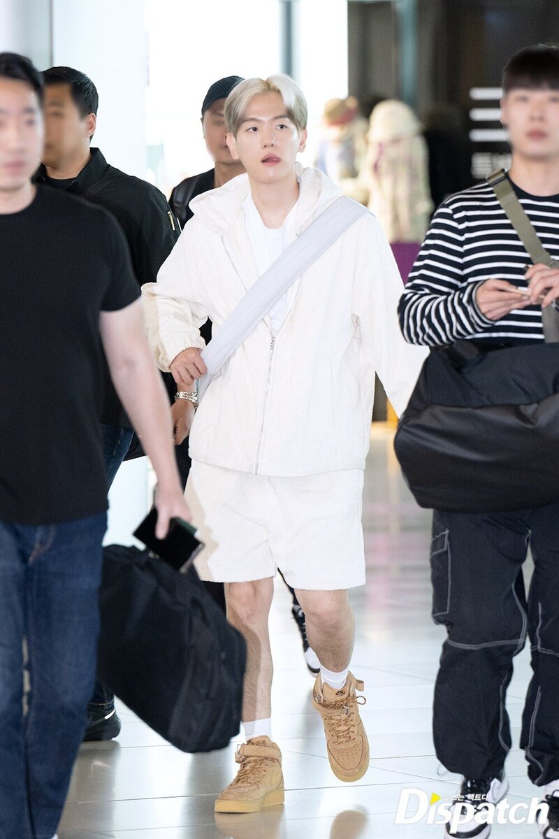 230608 EXO Xiumin at Gimpo Airport documents 3