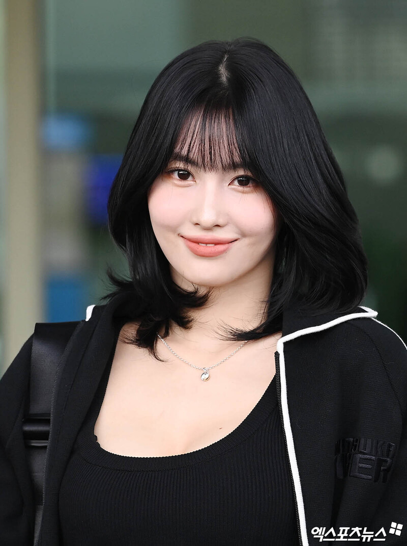 230918 TWICE Momo at Incheon International Airport documents 1