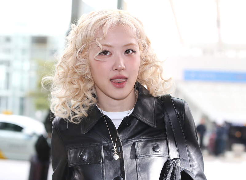 241120 ROSÉ at Incheon Airport - MAMA Awards documents 14