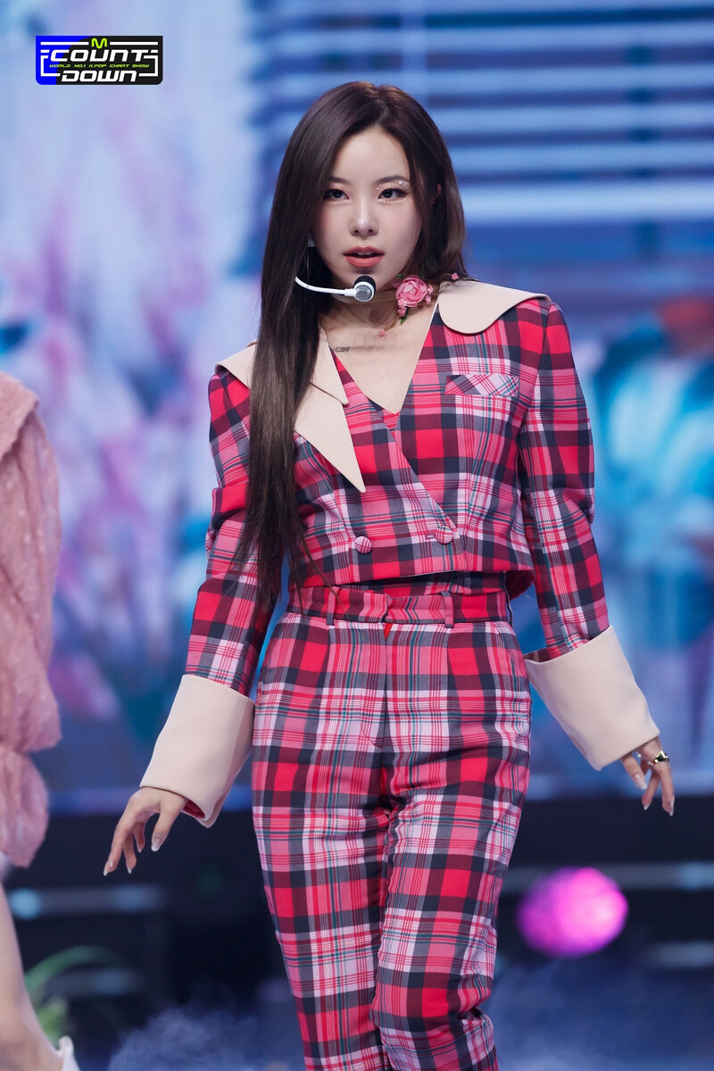 220127 Whee In - 'Make Me Happy' at M COUNTDOWN documents 23