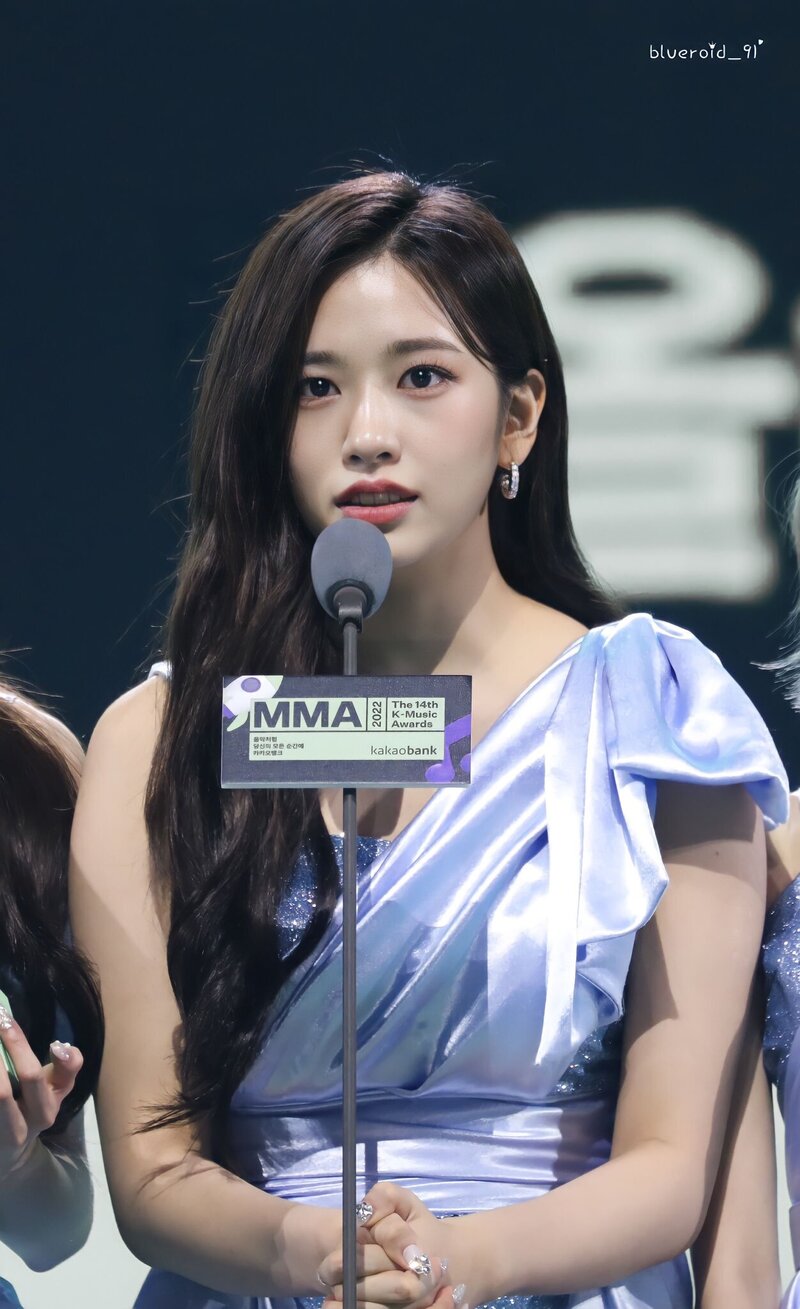 221126 IVE Yujin at Melon Music Awards documents 1