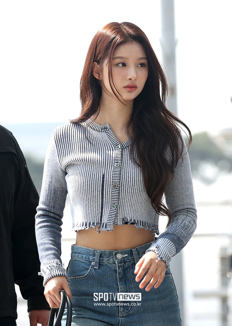 240412 NMIXX Sullyoon - ICN Airport documents 4