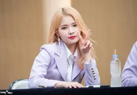 190601 Weki Meki Rina at Mapo & Hwajeong 'LOCK END LOL' Fansigns