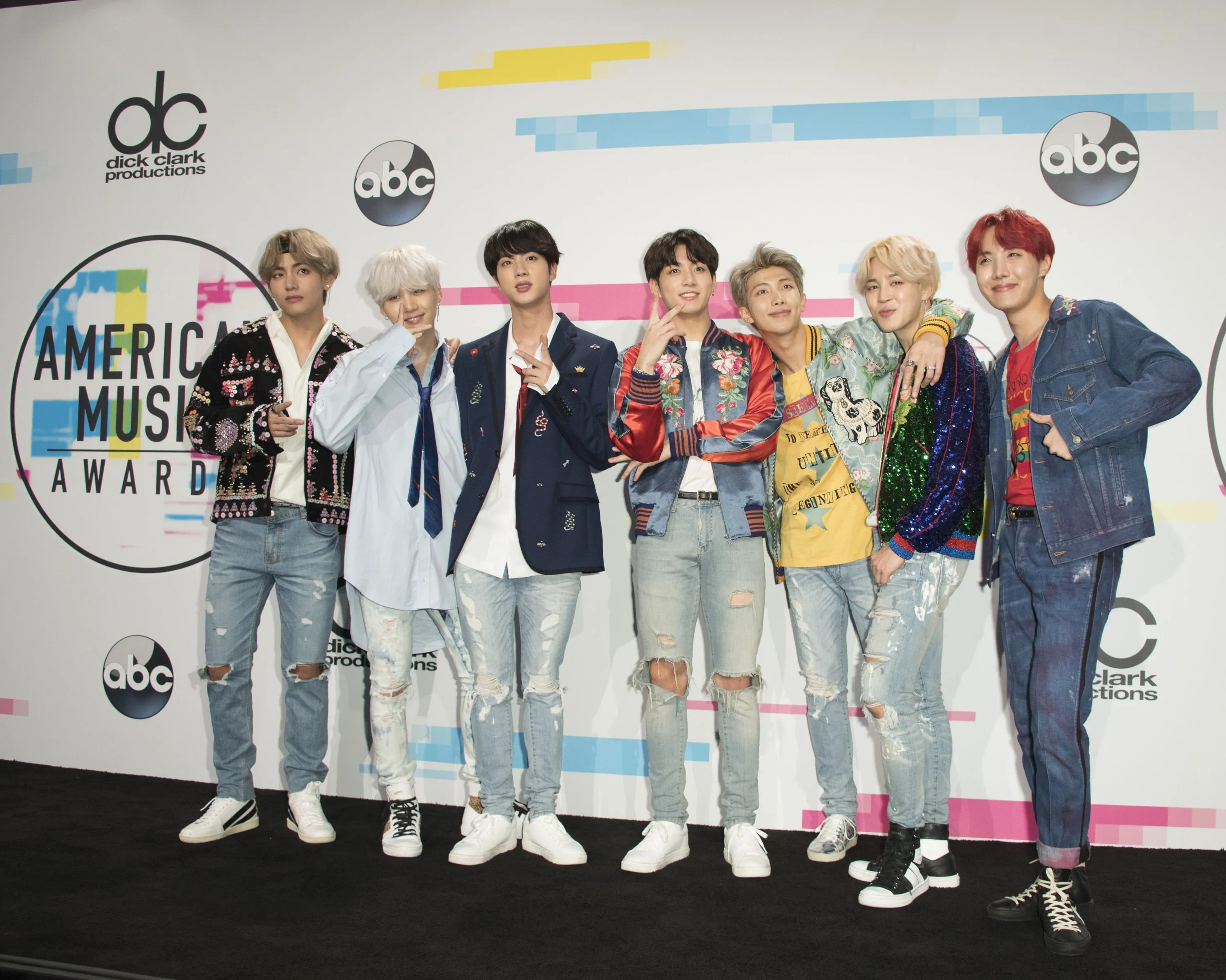BTS Posing at The 2017 American Music Awards Press Room 171119 | Kpopping