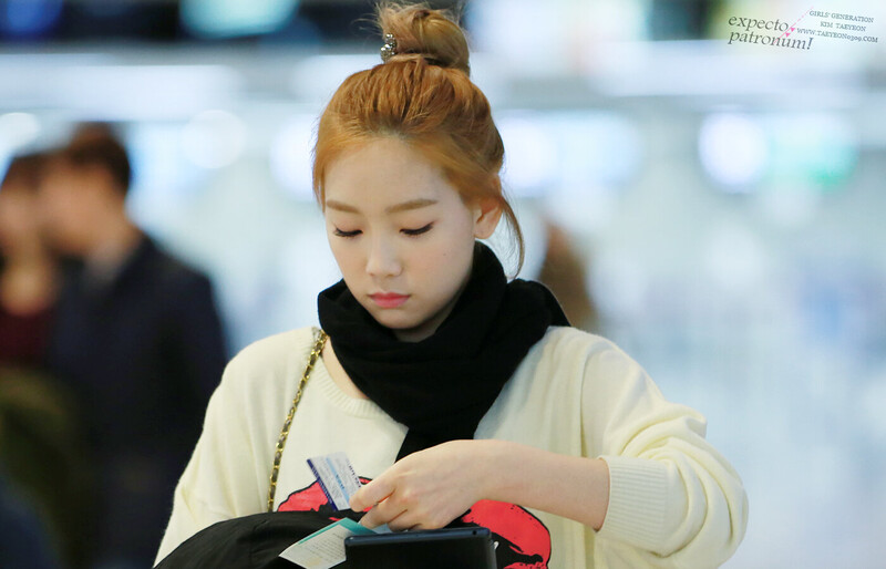 130302 Girls' Generation Taeyeon at Gimpo Airport documents 5