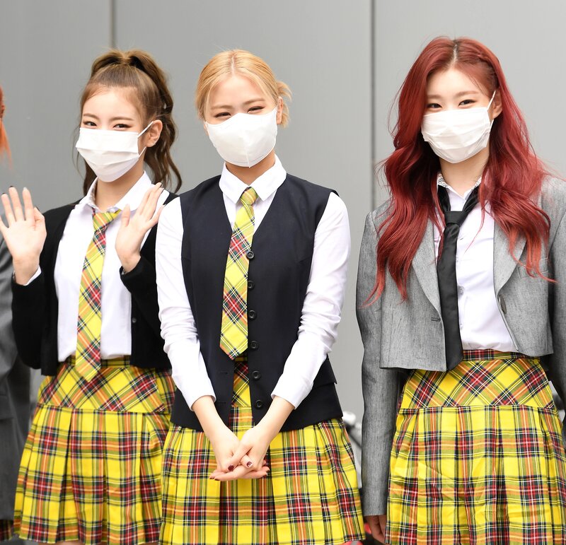 210422 ITZY on their way to film Knowing Brothers documents 10