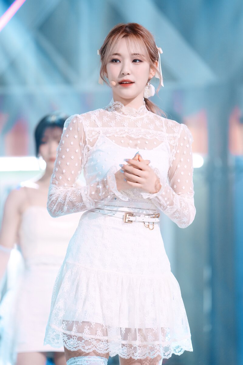 220123 fromis_9 Jiheon - 'DM' at Inkigayo documents 5