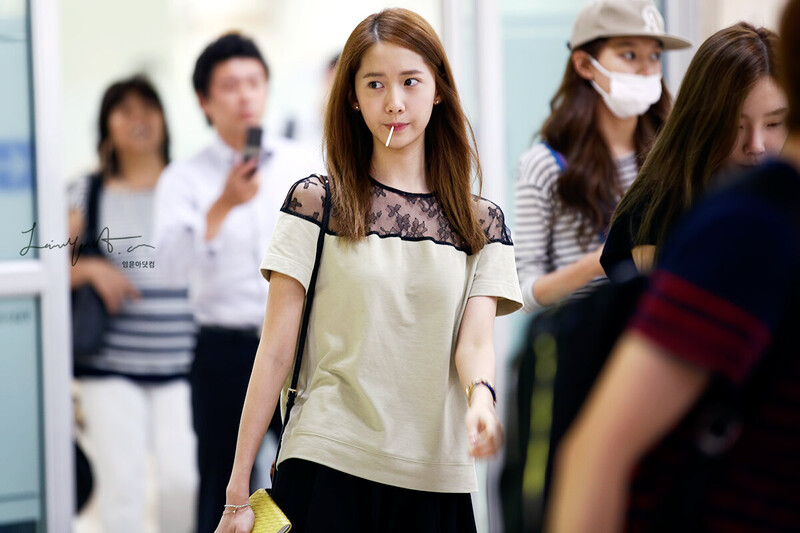 130807 Girls' Generation YoonA at Incheon Airport documents 1