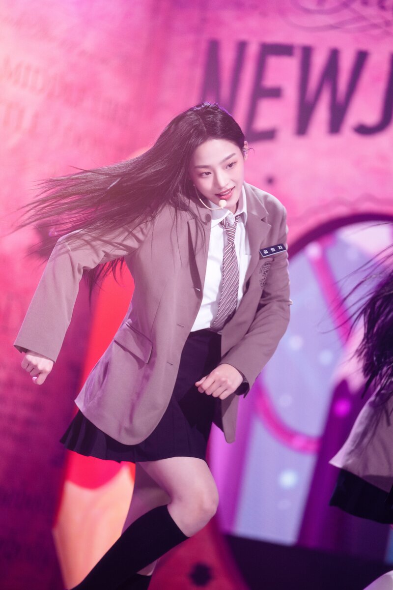 230115 NewJeans Minji 'Ditto' at Inkigayo documents 4