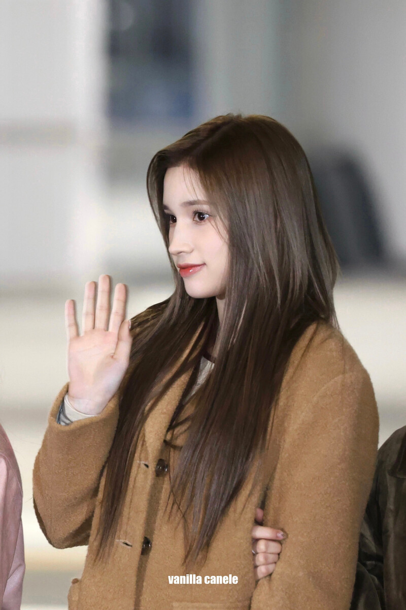 231213 Kep1er Bahiyyih at Incheon International Airport documents 4