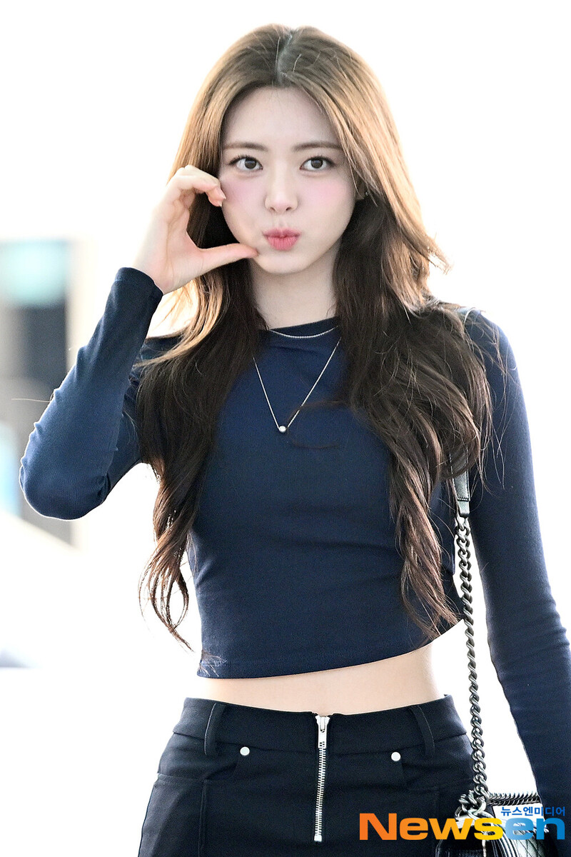 240809 ITZY Yuna at Incheon International Airport documents 2