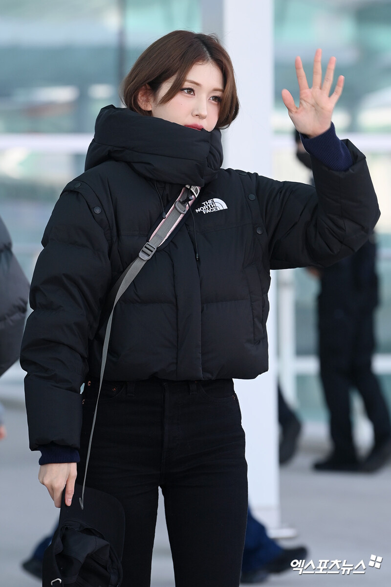 250102 Jeon Somi at Incheon Airport documents 3