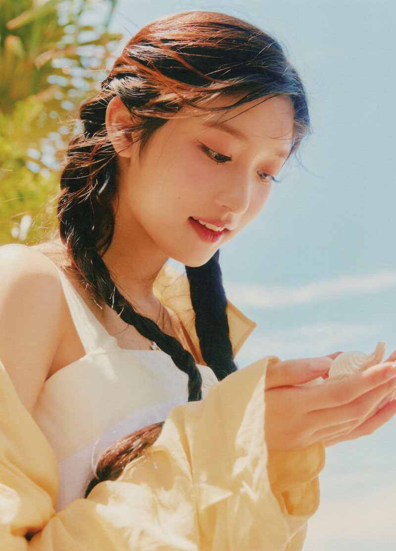 IVE - 1st Photobook 'A Dreamy Day' [SCANS] documents 10