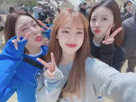 200426 Chungha twitter update with Lovelyz Mijoo & Weki Meki's Yoojung