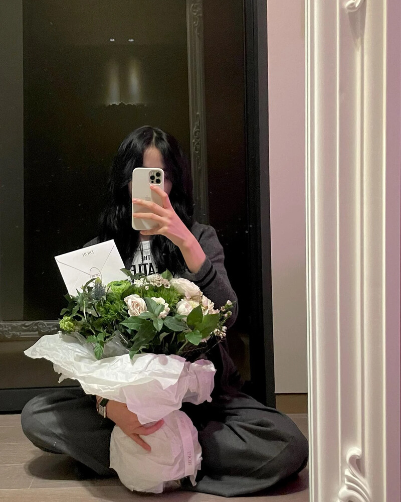 210307 BLACKPINK Jisoo Instagram Update documents 4