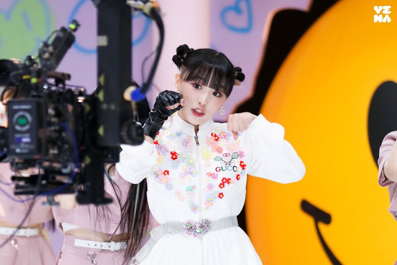 220209 Yuehua Naver Post - Yena 'SMILEY' Performance Video Behind documents 17