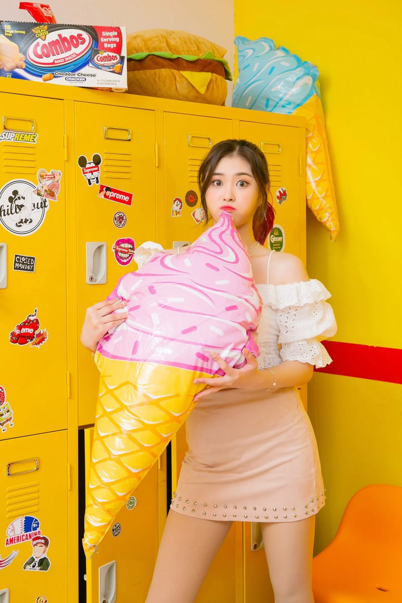 Yellow_Bee_Seolha_DVD_(Difference_Versus_Difference)_concept_photo_(3).png