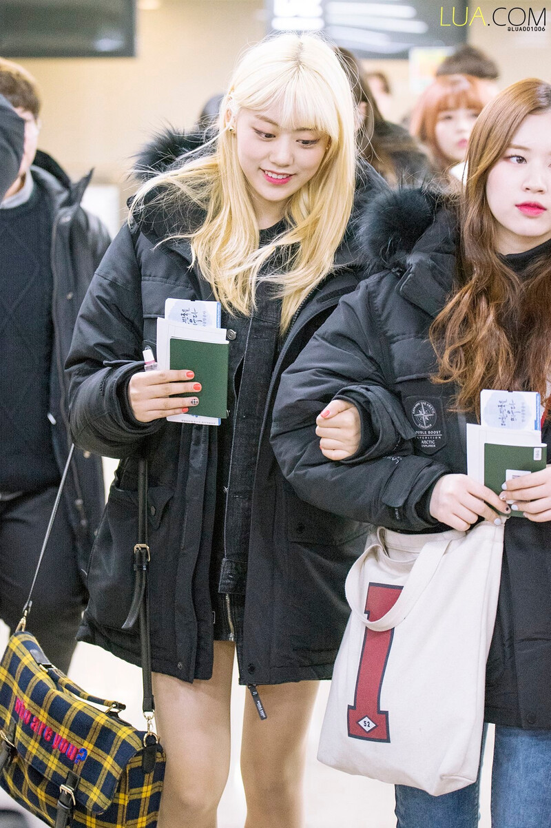 171208 Weki Meki Lua at Gimpo Airport documents 4