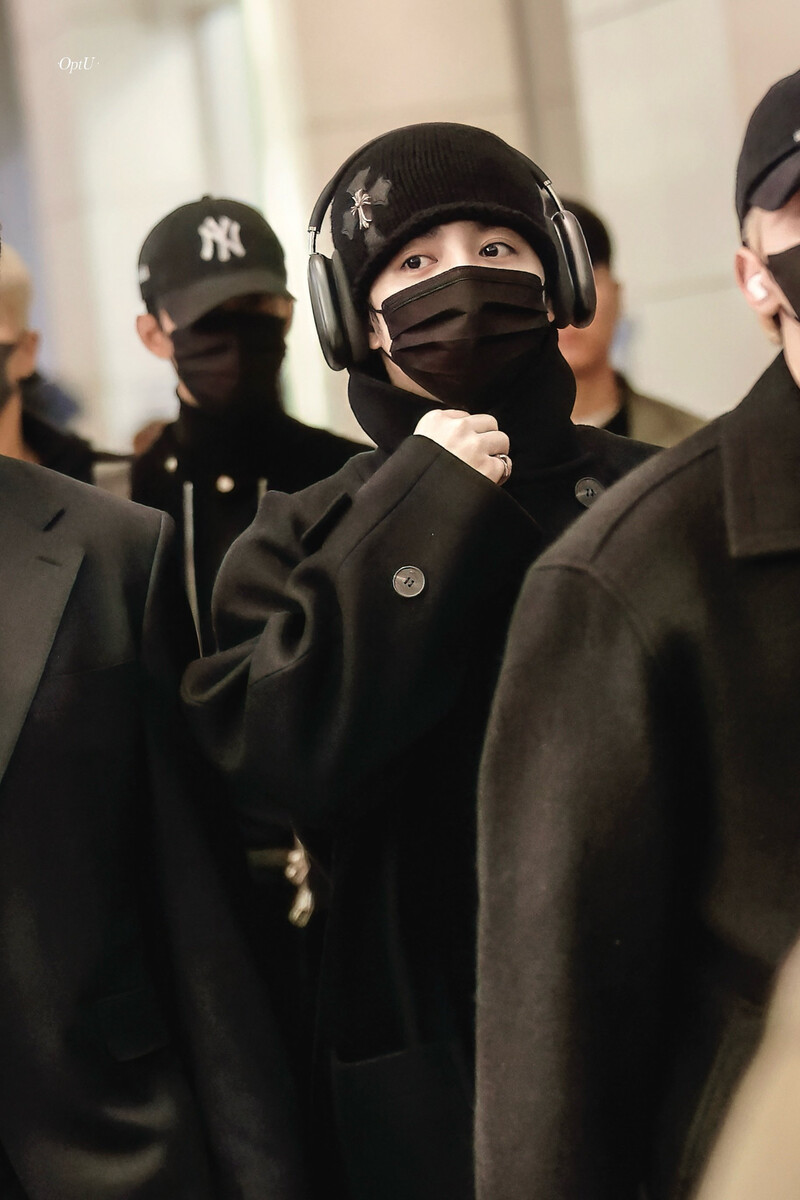 250103 SEVENTEEN S.Coups at Incheon International Airport documents 4