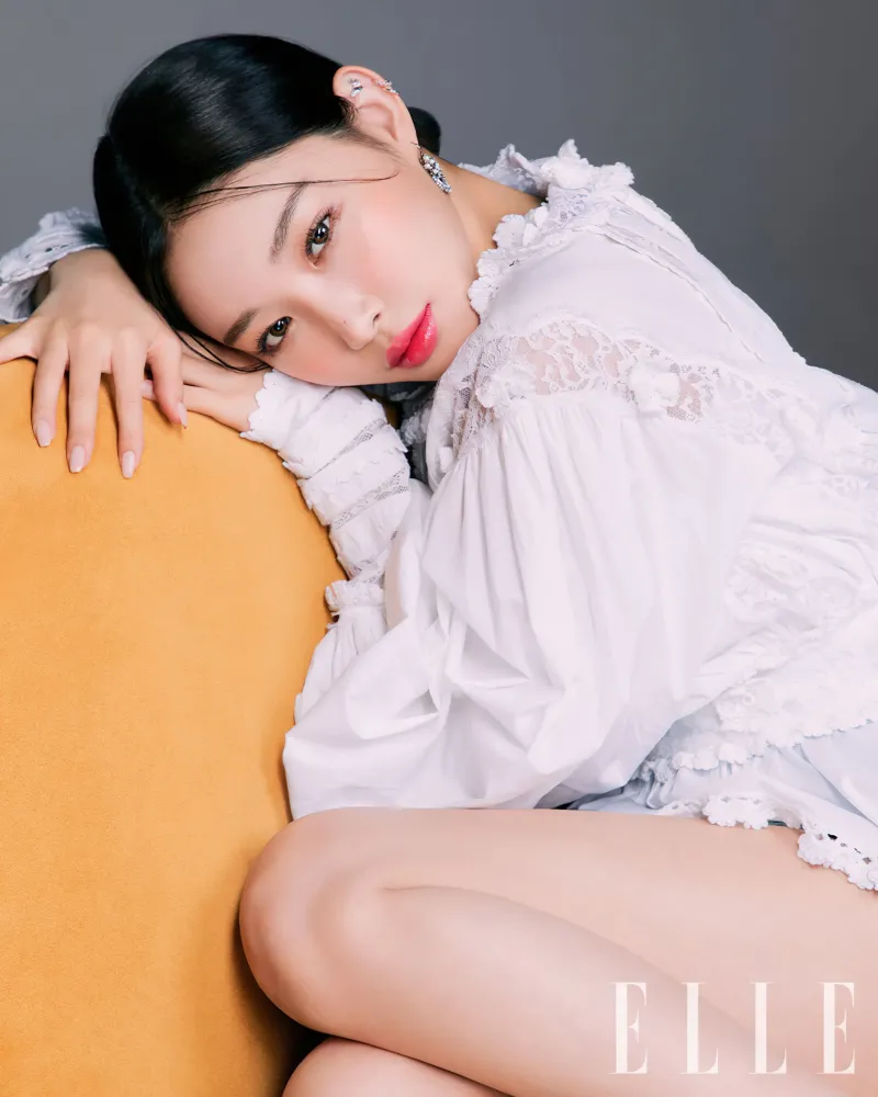 Chungha_Elle_January_2021_3.jpg