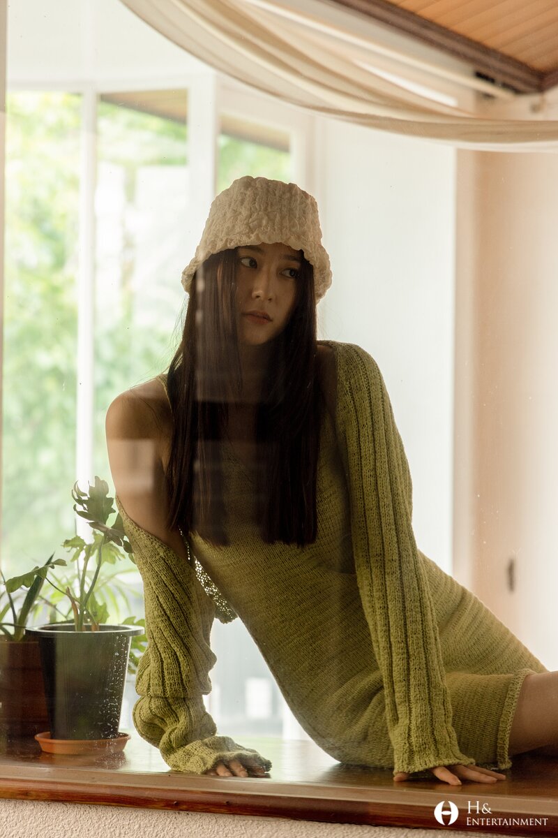 210812 H& Ent. Naver Post - Krystal's Big Issue Photoshoot Behind documents 12