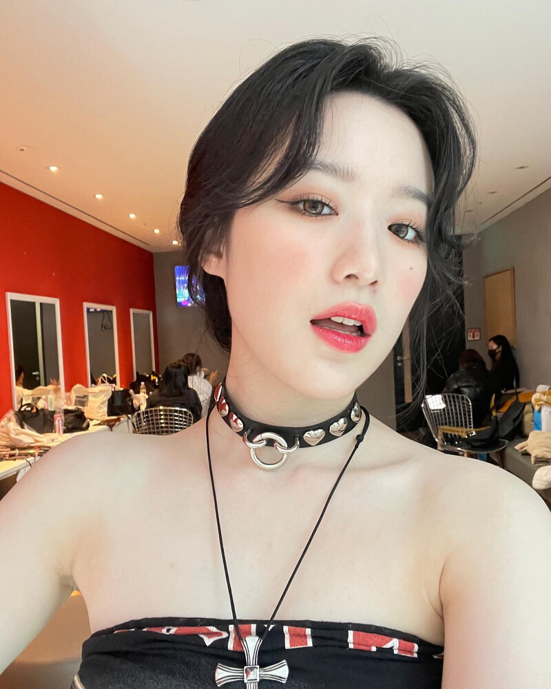 220401 (G)I-DLE Shuhua Instagram Update documents 4