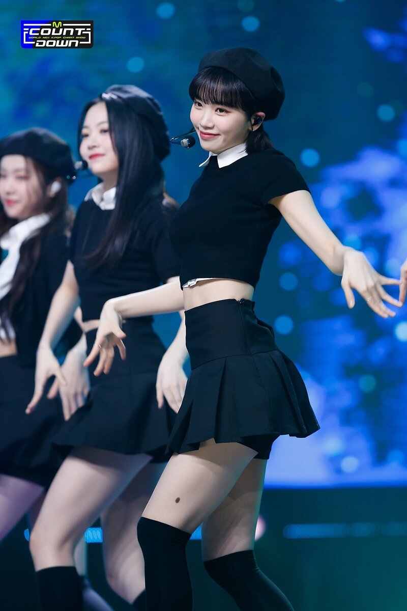 220505 LE SSERAFIM's Chaewon - 'Fearless' and 'Blue Flame' at M Countdown documents 14