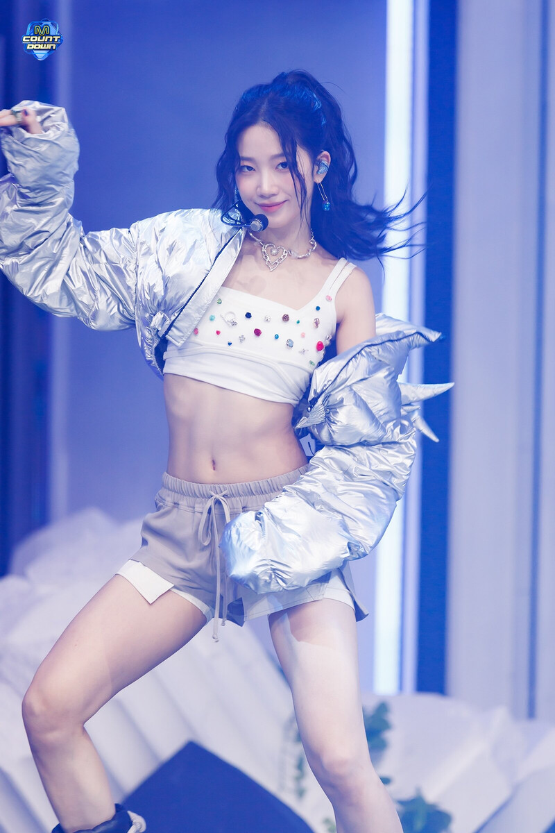 240222 LE SSERAFIM Kazuha - 'EASY' and 'Swan Song' at M Countdown documents 6