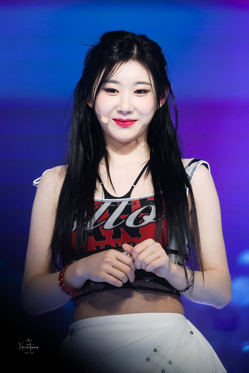 240602 ITZY Chaeryeong at K-Wave Concert Inkigayo documents 10