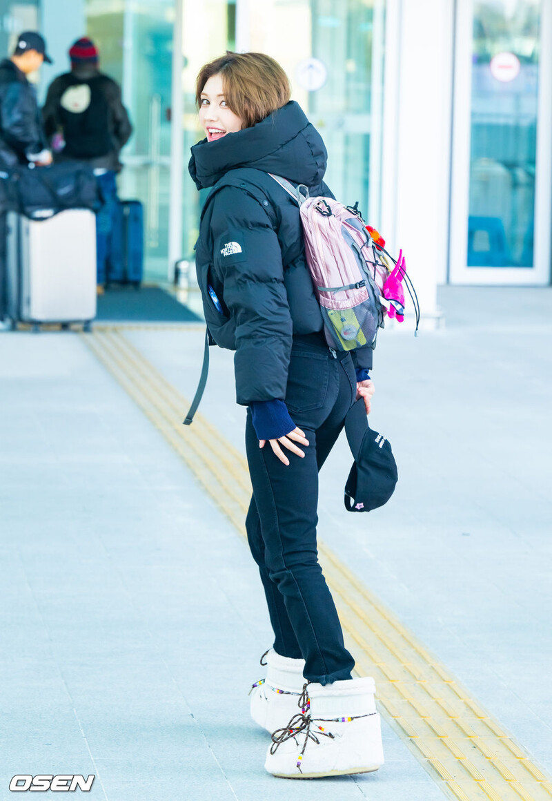 250102 Jeon Somi at Incheon Airport documents 8