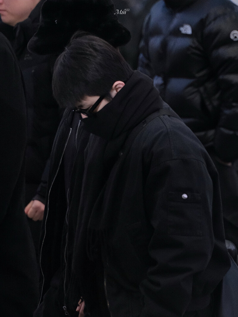 250103 SEVENTEEN Woozi at Incheon International Airport documents 7