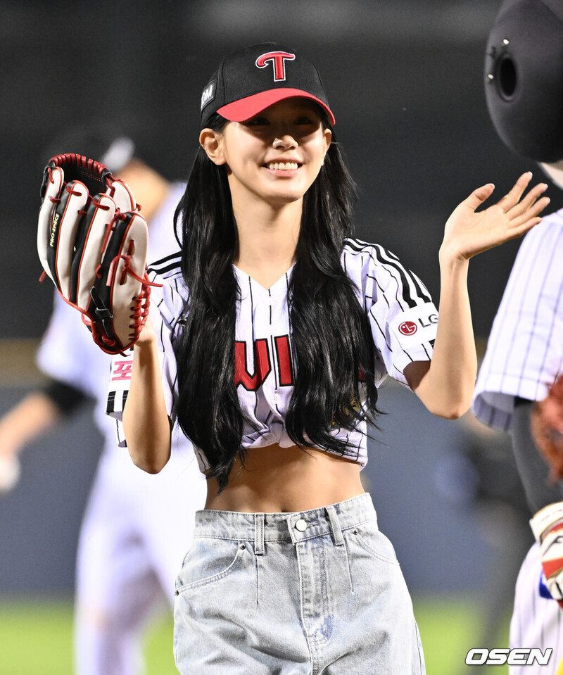 (G)I-DLE's Miyeon throws First Pitch for LG Twins documents 7