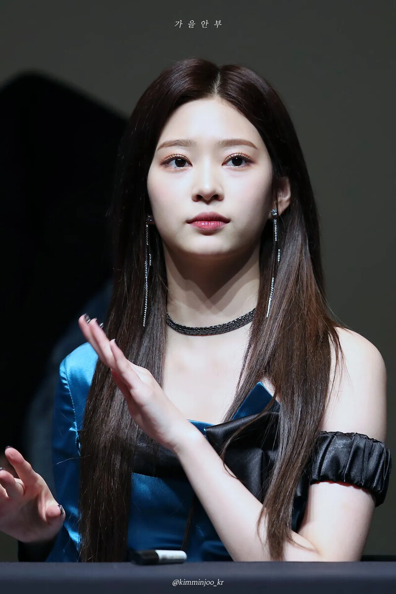 kimminjoo_kr-1231101732165341185-ERXAe27VAAAXbLH.jpg