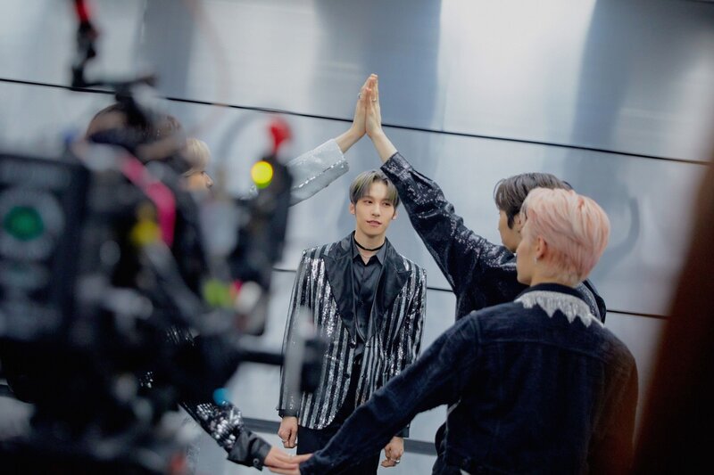 210511 ONEUS 'Black Mirror' MV Shooting Behind by Melon documents 17