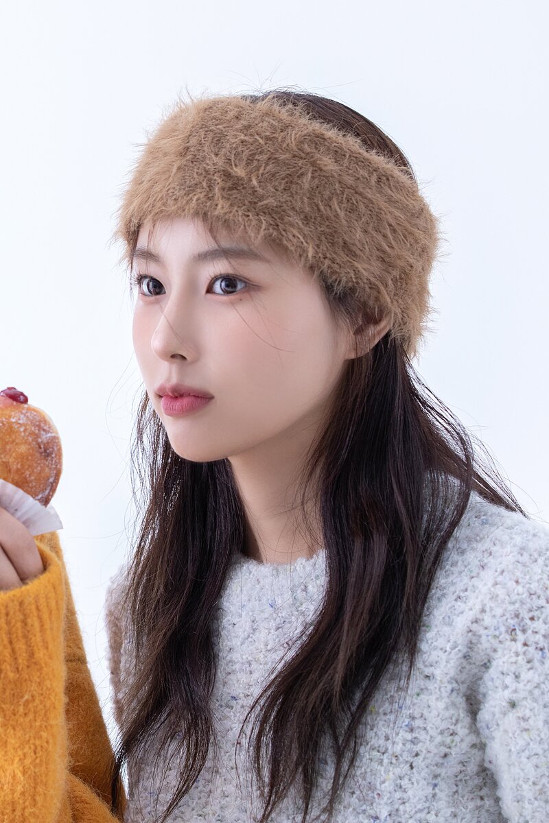221126 8D Naver Post - Kang Hyewon - Marie Claire Behind documents 11