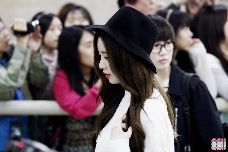 141026 Girls' Generation Seohyun at Gimpo Airport documents 1