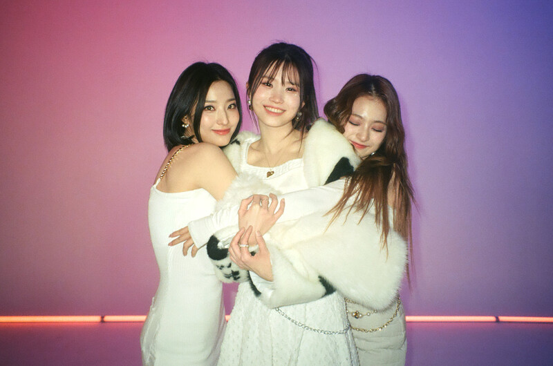 220131 MPD Twitter Update - fromis_9 - January Film Grain Photos documents 9