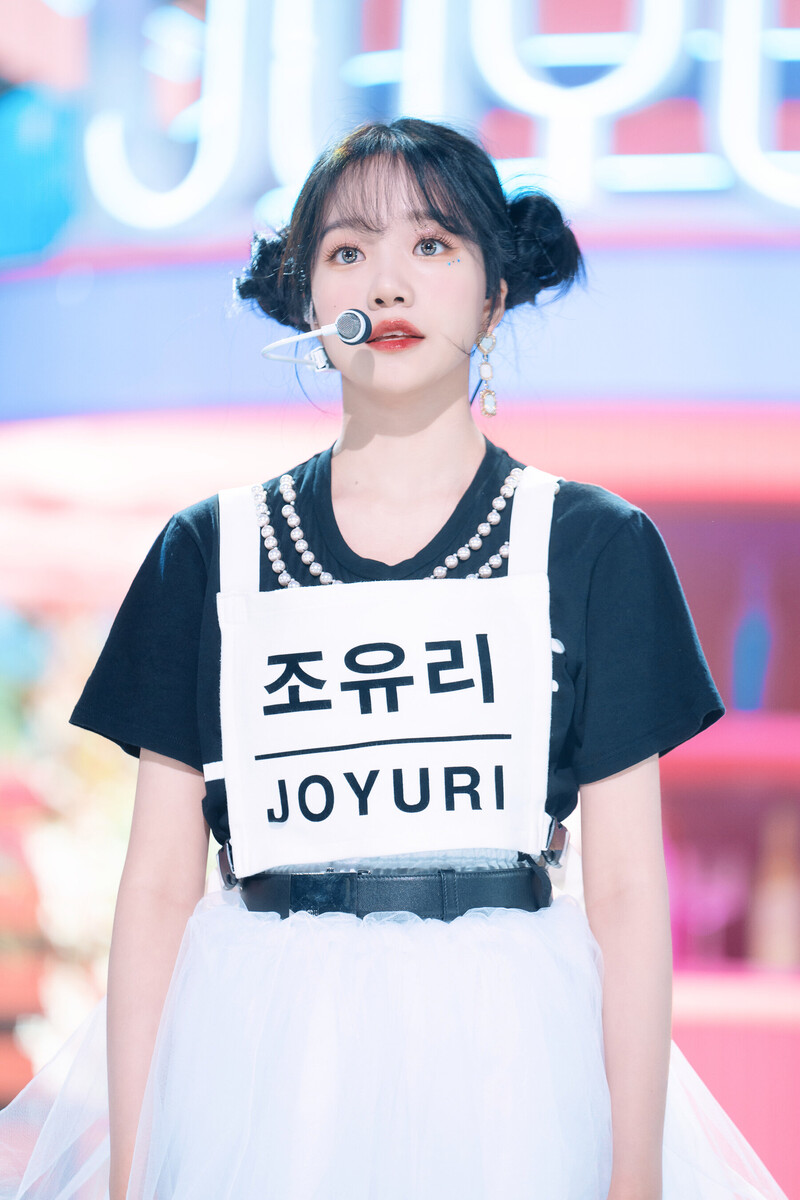 220605 Jo Yuri - 'Love Shhh!' at Inkigayo documents 10