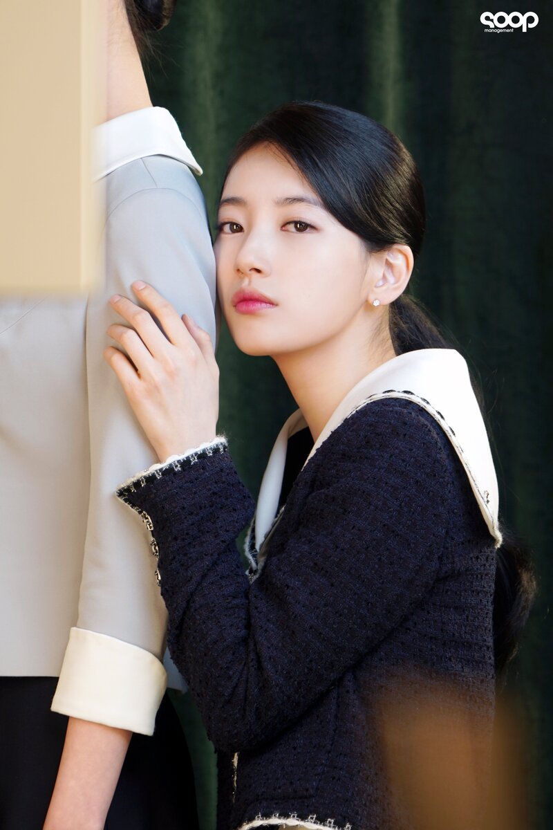 220628 SOOP Naver - Bae Suzy - 'Anna' Behind documents 5