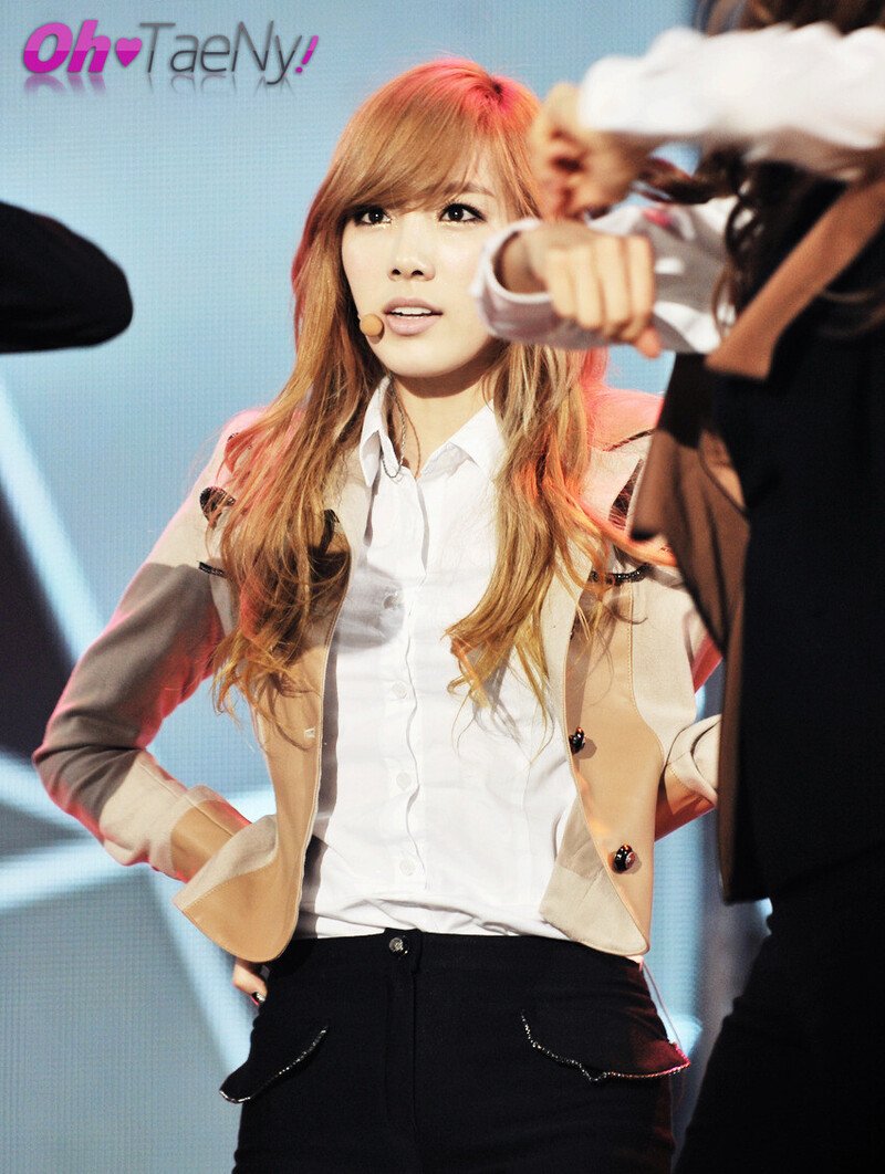 111106 Girls' Generation Taeyeon at Love Sharing Concert documents 4